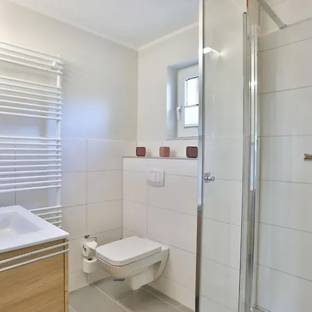 Salzwiesen Mit Eigenem Saunarohrhus * Middelhagen